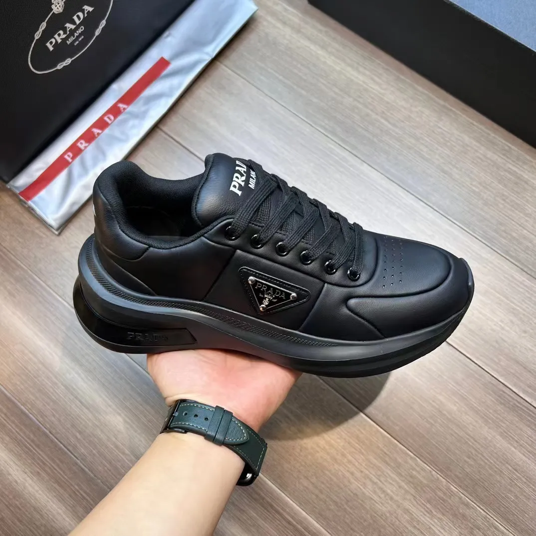 P440 Prad* men's new soft leather casual sneakers. This sneaker is made of Napa cowhide. The leather is soft and fine, with a natural texture, which improves breathability. The outer side is coated with an enamel metal triangle logo to embellish the shoe body. The tongue and heel are decorated with brand letter logo details. Ultra-lightweight 6cm concave and convex rubber thick sole with PRADA letter logo on the side and cowhide lining. It feels comfortable on the foot and is exquisite and versatile!
